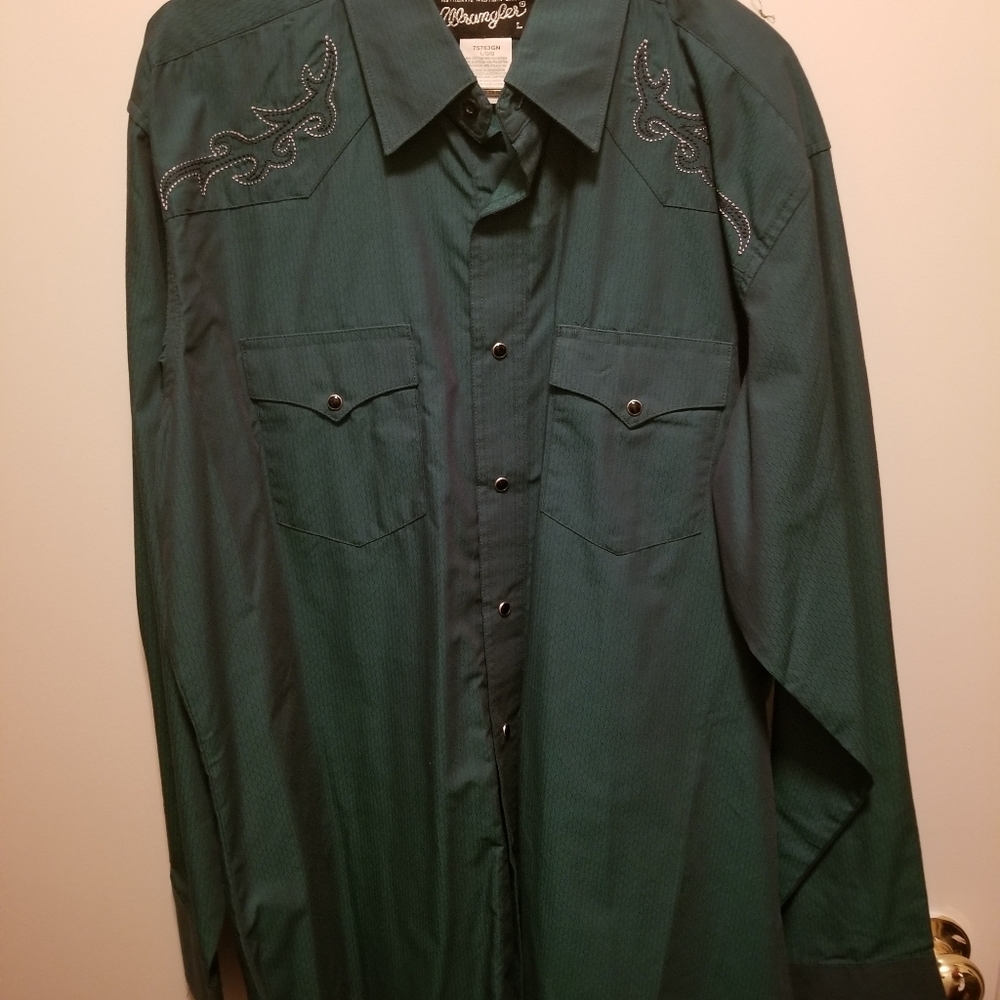 Wrangler LS shirt. NWOT.